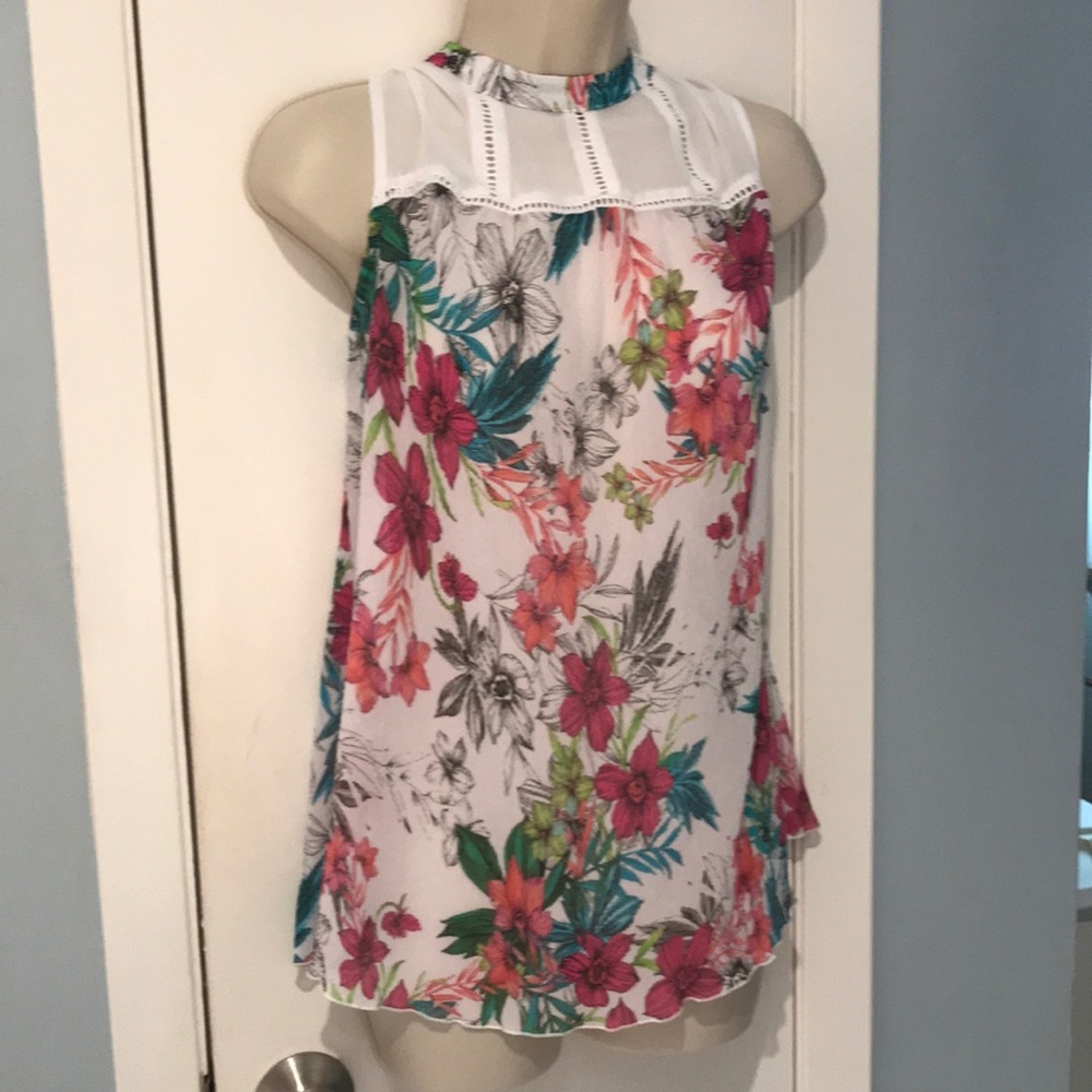 blouse for summer w/cute yoke detail! Size medium